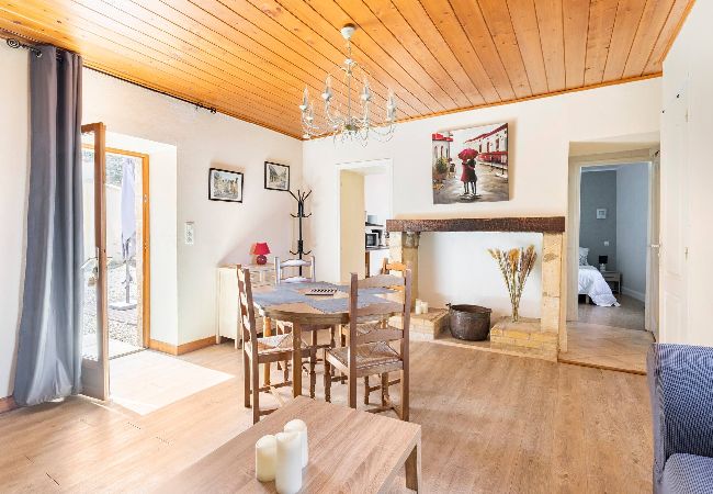 Maison à Sarlat-la-Canéda - Le gîte d'en bas - Petite maison périgourdine  Maison à Sarlat-la-Canéda - Le gîte d'en bas - Petite maison périgourdine