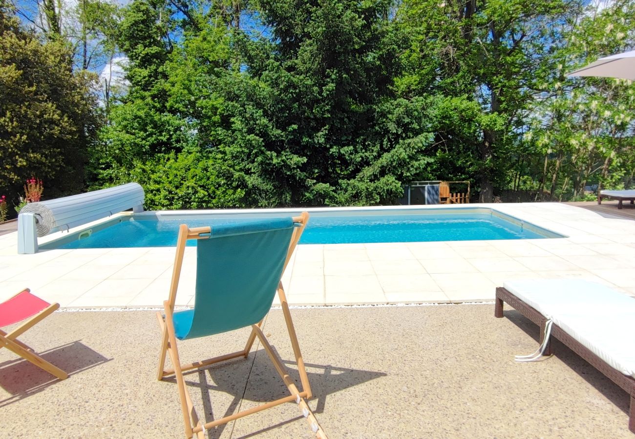 Maison à Marcillac-Saint-Quentin - La Londonnière avec piscine Chauffée