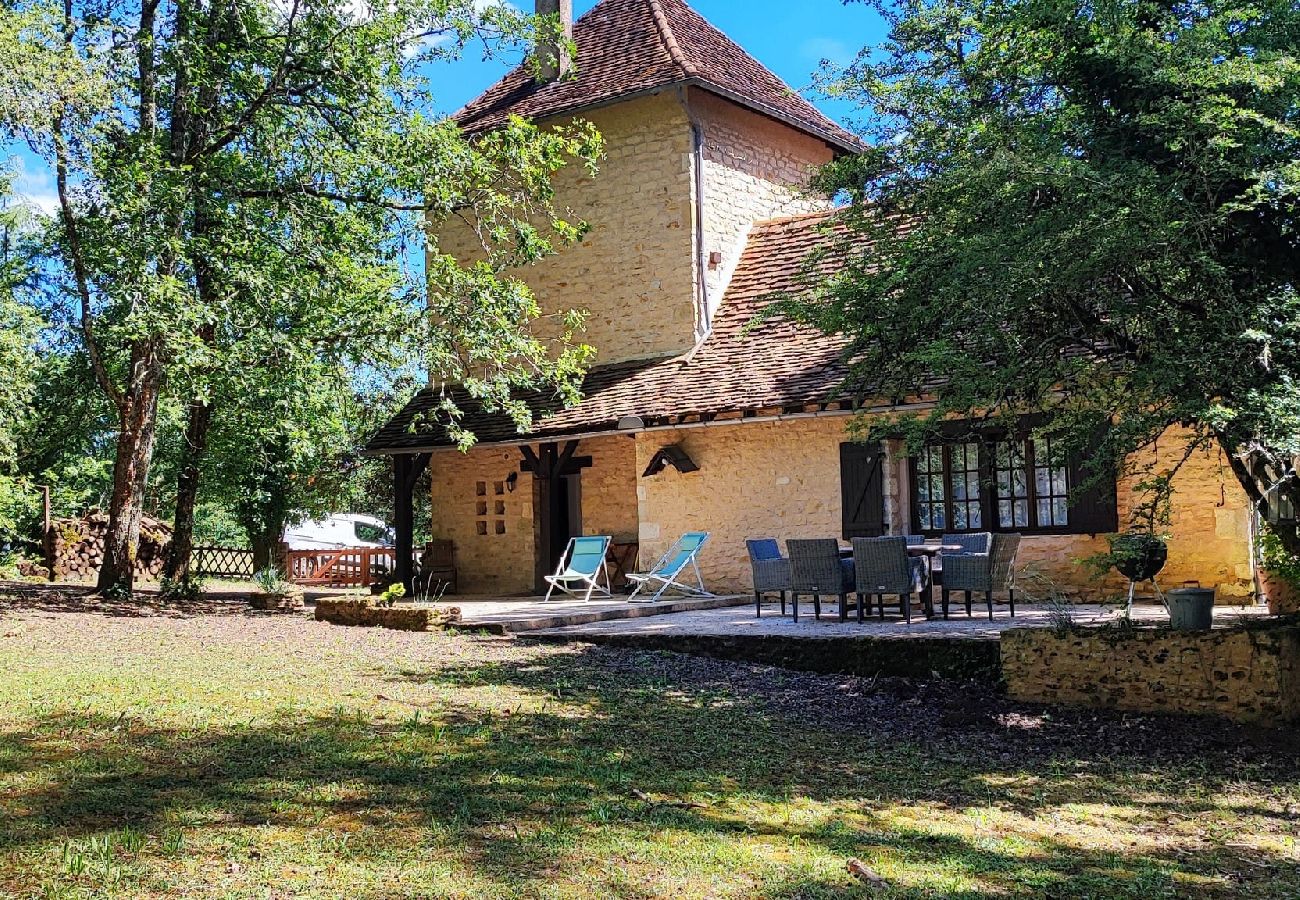 Maison à Auriac-du-Périgord - La Tour de Vera : Maison dans son écrin de verdure 