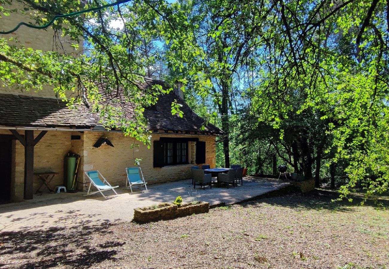 Maison à Auriac-du-Périgord - La Tour de Vera : Maison dans son écrin de verdure 