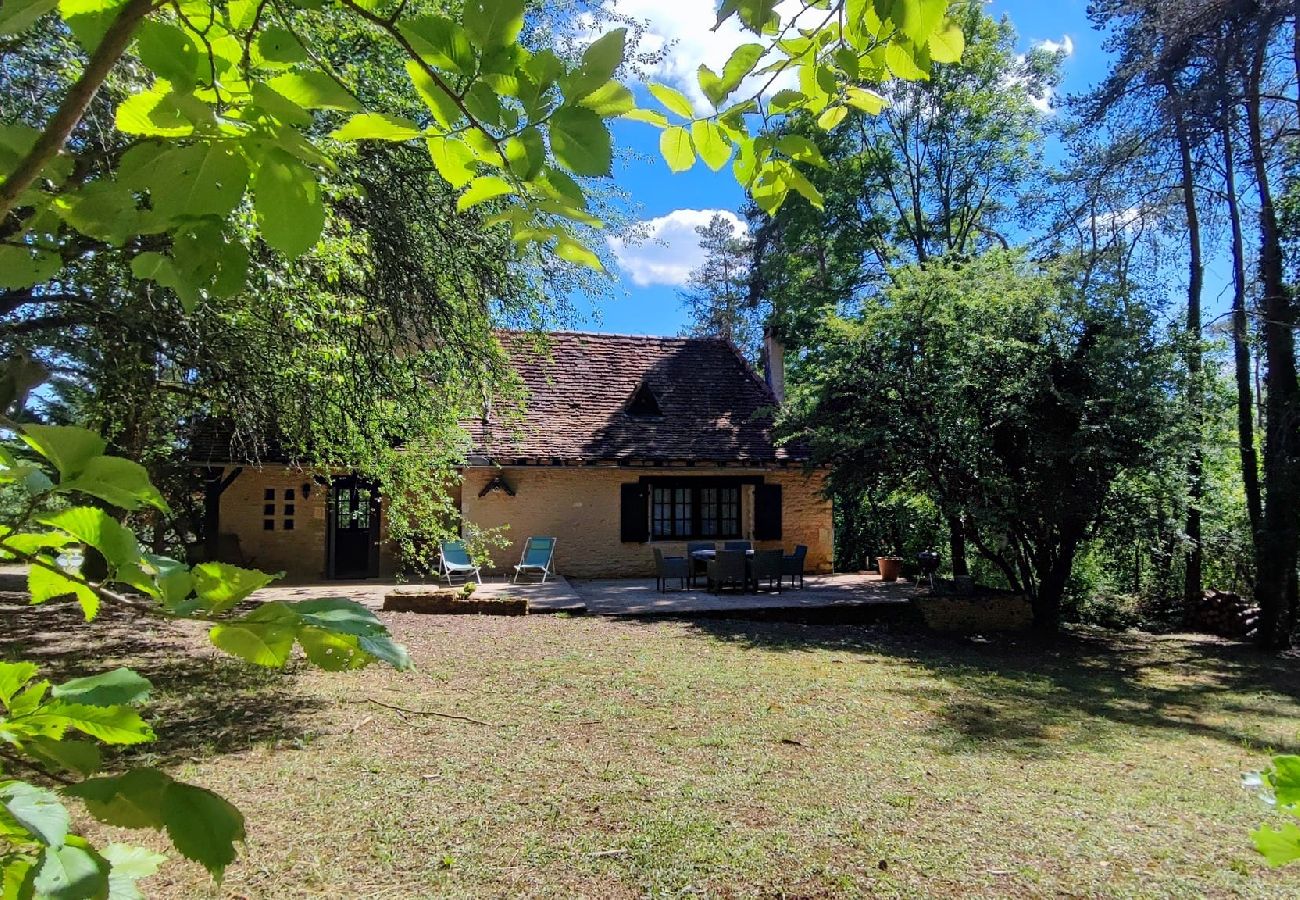 Maison à Auriac-du-Périgord - La Tour de Vera : Maison dans son écrin de verdure 