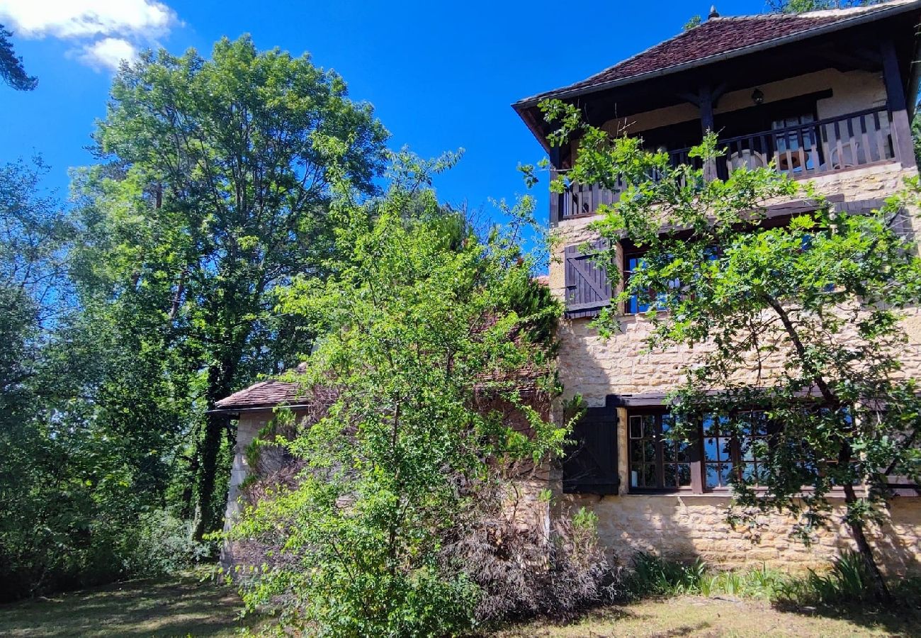 Maison à Auriac-du-Périgord - La Tour de Vera : Maison dans son écrin de verdure 