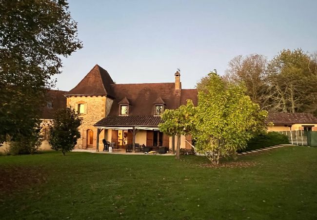 Maison à Saint-Cyprien - Vaste Périgourdine avec piscine en Périgord noir 