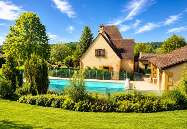 Maison à Saint-Cyprien - Grande maison (14 pers) • Piscine chauffée
