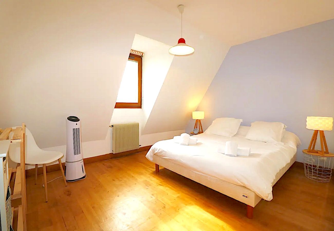 Maison à Saint-Cyprien - Grande maison (14 pers) • Piscine chauffée