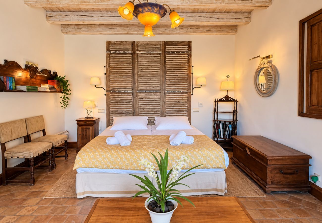 Villa à Tursac - La Truffière – Demeure de charme avec piscine à débordement et vue exceptionnelle sur la vallée
