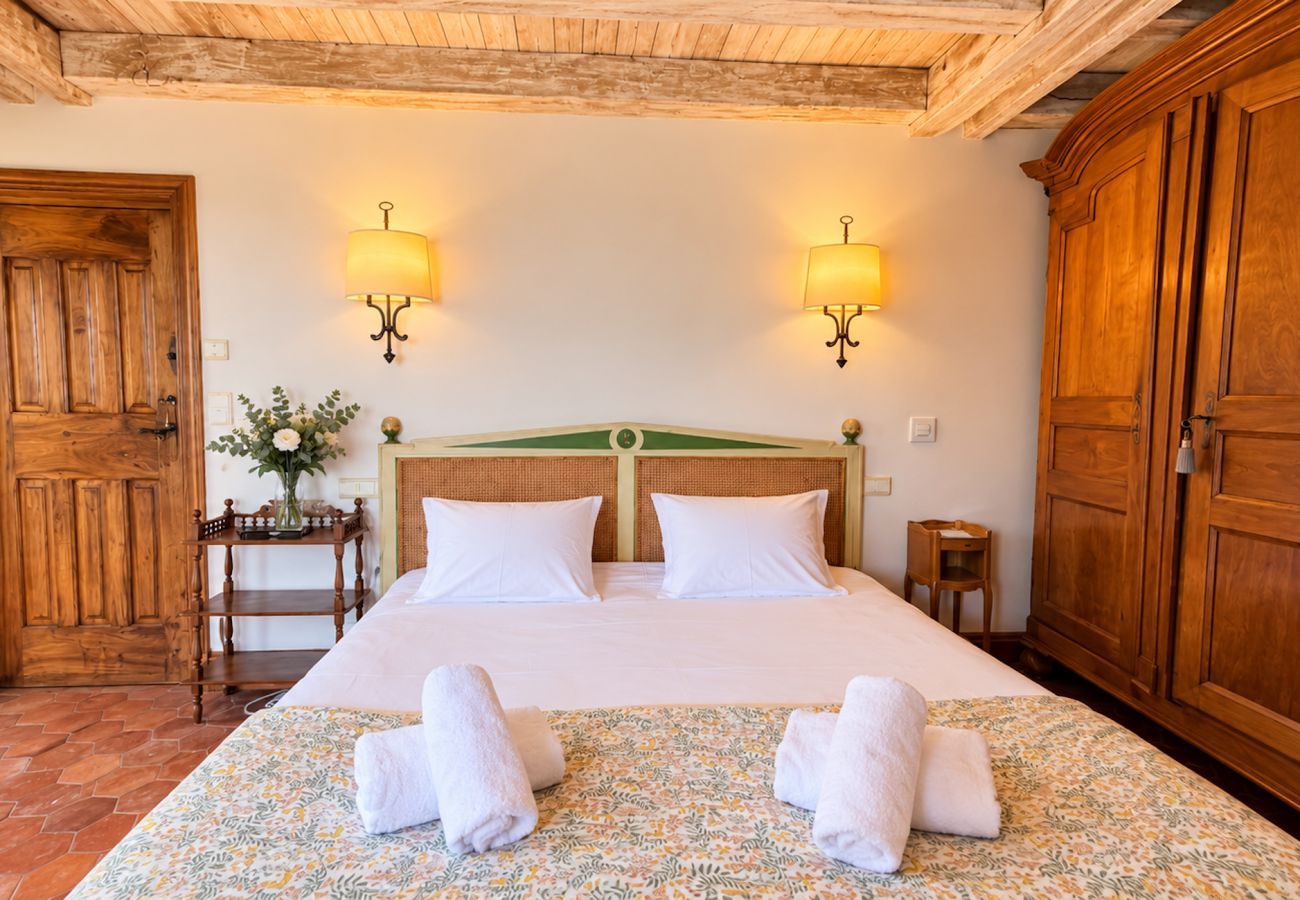 Villa à Tursac - La Truffière – Demeure de charme avec piscine à débordement et vue exceptionnelle sur la vallée