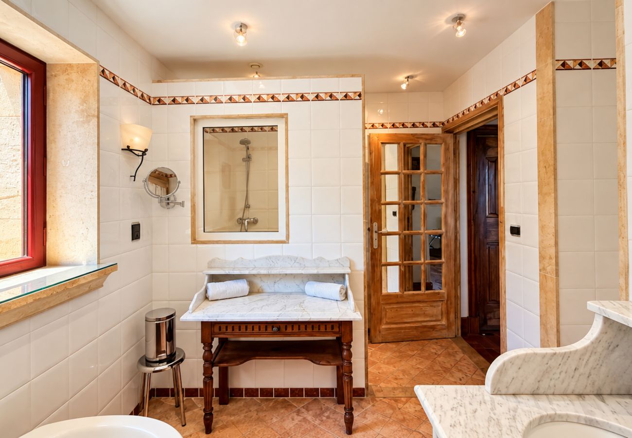 Villa à Tursac - La Truffière – Demeure de charme avec piscine à débordement et vue exceptionnelle sur la vallée