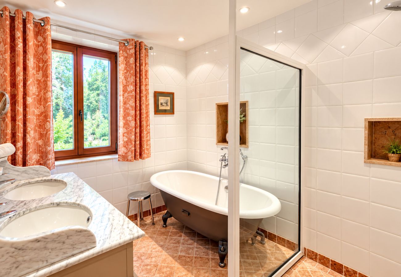 Villa à Tursac - La Truffière – Demeure de charme avec piscine à débordement et vue exceptionnelle sur la vallée