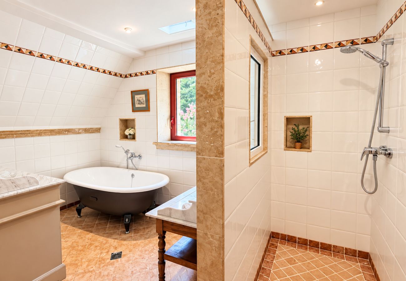 Villa à Tursac - La Truffière – Demeure de charme avec piscine à débordement et vue exceptionnelle sur la vallée