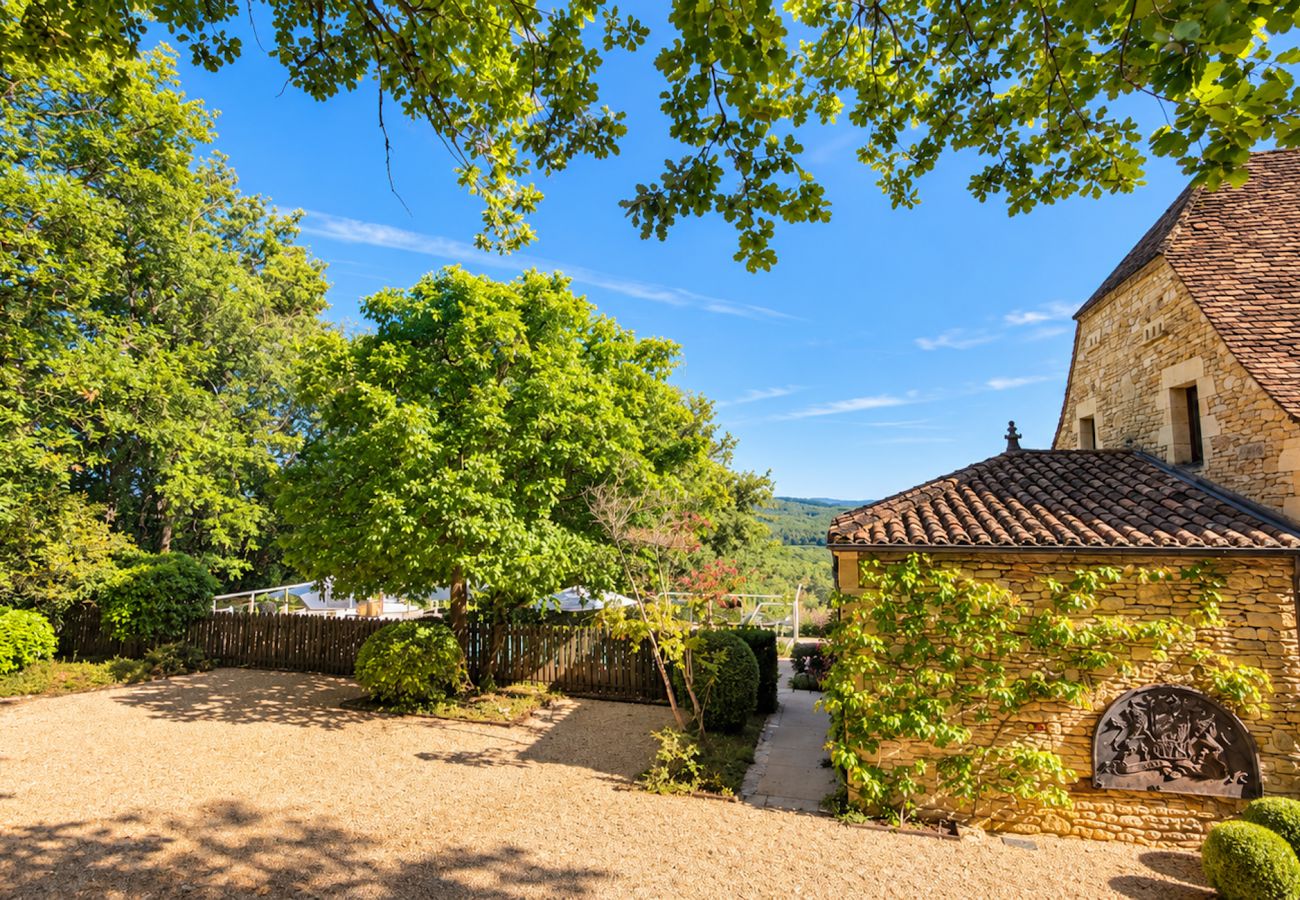 Villa à Tursac - Demeure de charme avec piscine à débordement et vue exceptionnelle sur la vallée